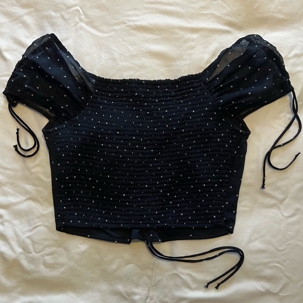 Abercrombie & Fitch Women’s Cropped Navy Polka Dot Adjustable Ruched Blouse - Picture 5 of 6